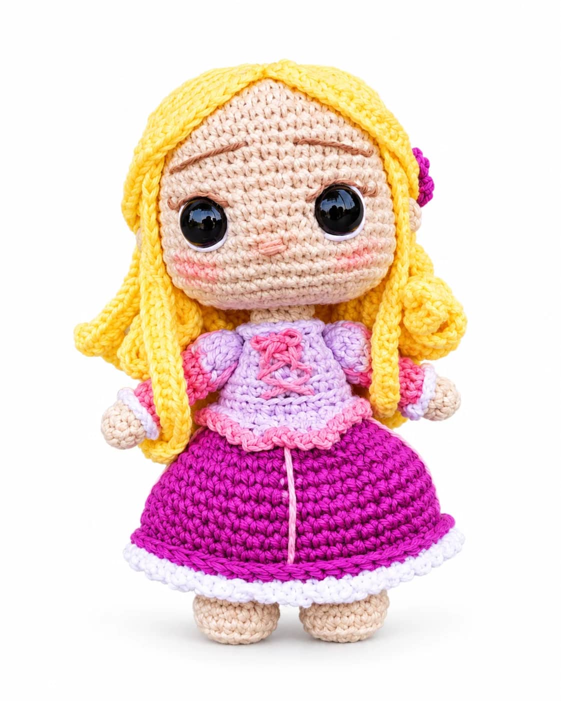 Boneca Rapunzel amigurumi em vestido roxo