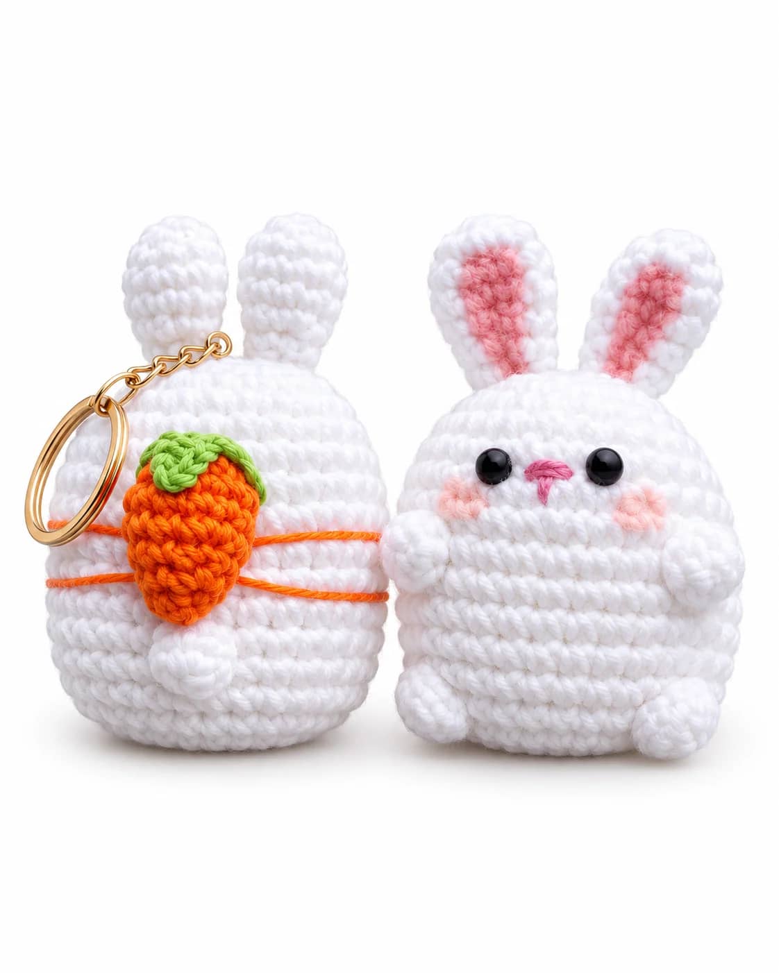 Coelhinho amigurumi branco apresentado em fundo claro