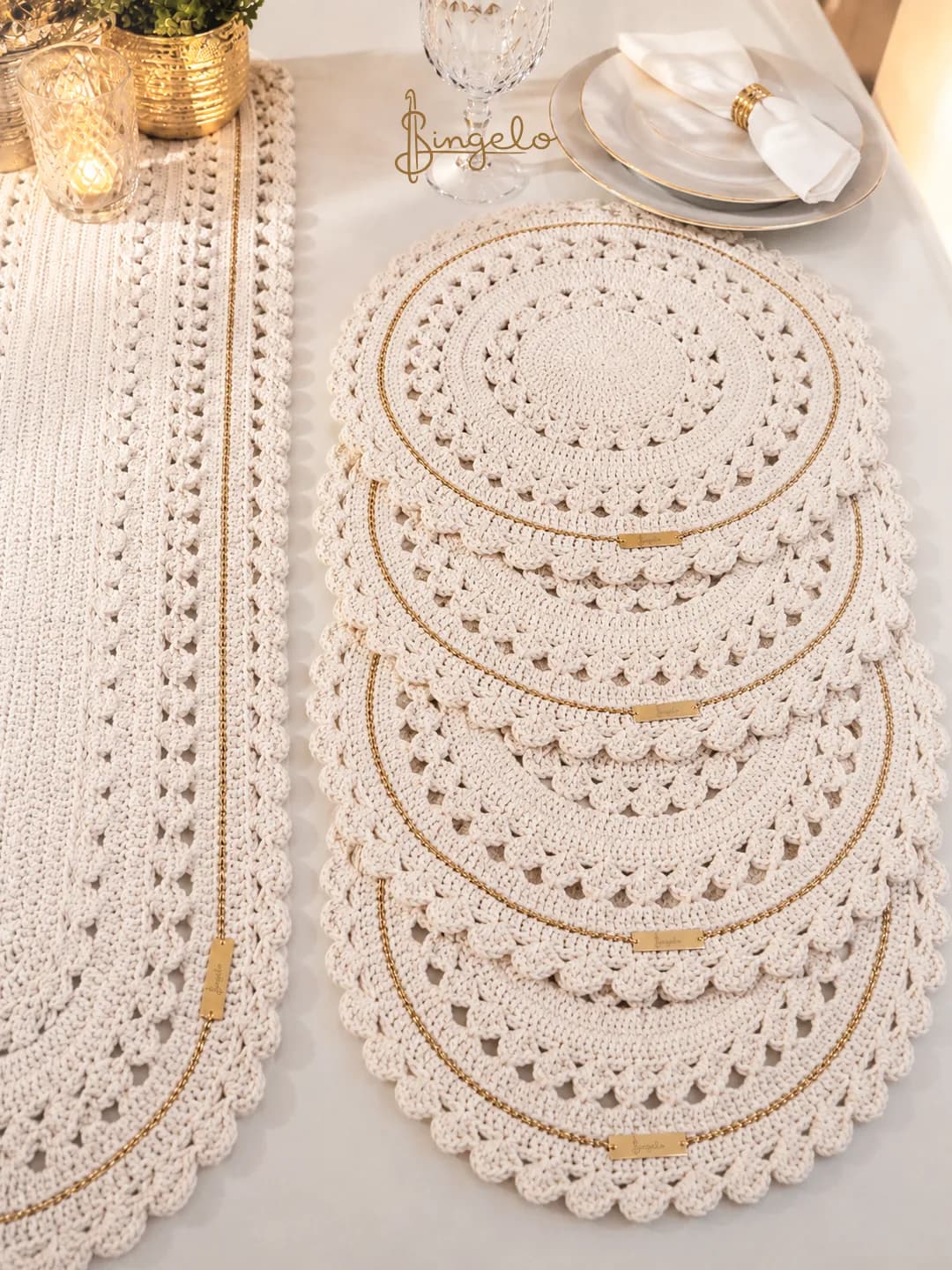 Sousplat claro com detalhe dourado